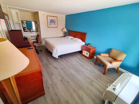 Traditional Room, 1 Queen Bed, Smoking, Refrigerator & Microwave | Desk, free WiFi, bed sheets