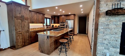 Fully equipped kitchen with pots, pans, oils + spices, coffee maker etc.