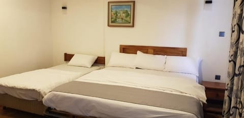 Elite Quadruple Room | WiFi, bed sheets