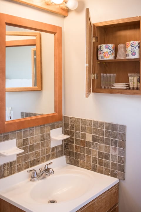 Deluxe Suite, 1 Bedroom | Bathroom | Combined shower/tub, free toiletries, hair dryer, towels