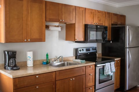 Deluxe Suite, 1 Bedroom | Private kitchen | Full-size fridge, microwave, stovetop, coffee/tea maker