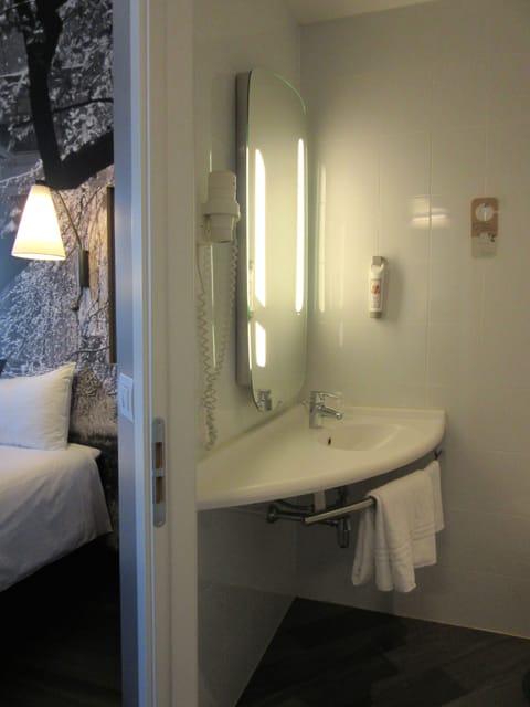 Room, 1 Double Bed | Bathroom | Shower, eco-friendly toiletries, hair dryer, bidet