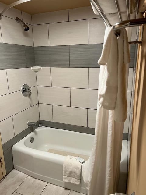 Combined shower/tub, free toiletries