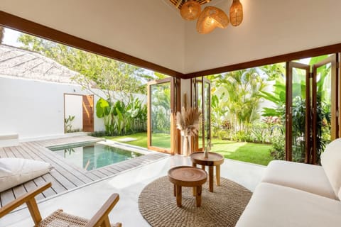 Basic Villa, 1 King Bed | Living room