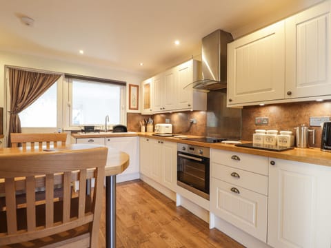 Cottage | Private kitchen | Fridge, dishwasher, electric kettle, toaster