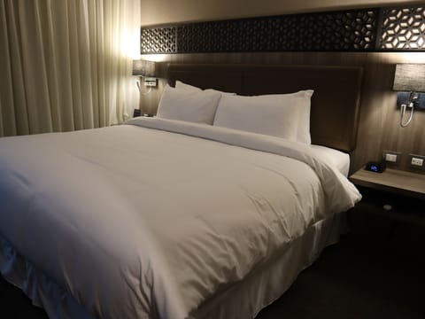 Suite, 1 King Bed, Ocean View | Hypo-allergenic bedding, minibar, in-room safe, desk