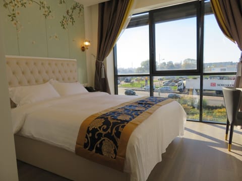 Classic Double Room | In-room safe, desk, free cribs/infant beds, free WiFi