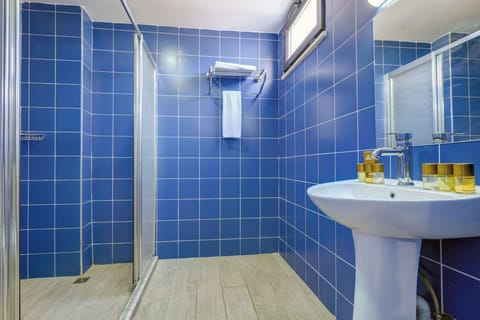 Deluxe Quadruple Room | Bathroom | Shower, free toiletries, hair dryer, slippers