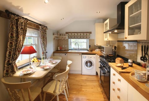 Ground floor: Kitchen with range cooker and small breakfast table