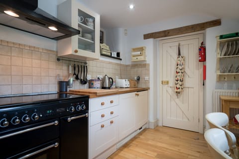 Ground floor: Kitchen with range cooker and small breakfast table