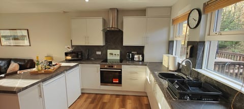 Luxury Cottage, Private Bathroom, Mountain View (Ben Lomond Cottage) | Shared kitchen | Highchair