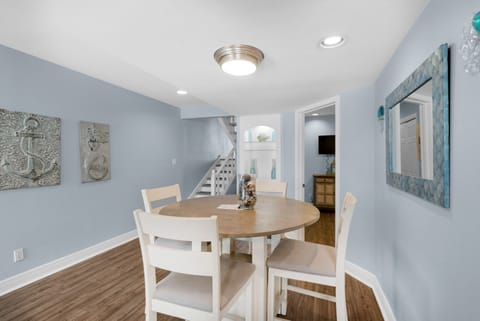 Dining table seats 4