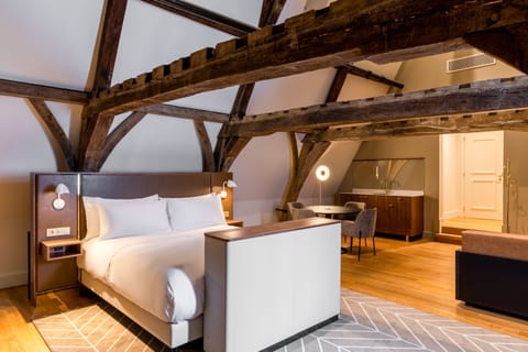 Suite, 1 Bedroom | Minibar, in-room safe, desk, blackout drapes