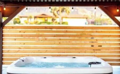 [Patio]Hot tub with plenty of space for 6 adults.