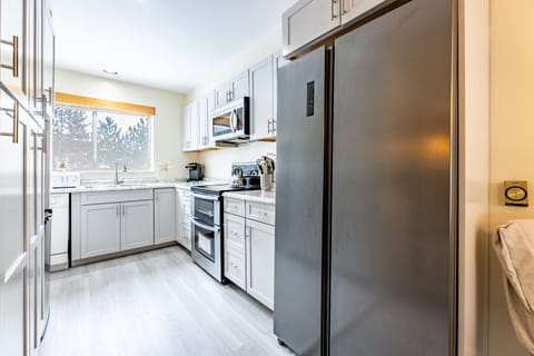 Premium Condo, 4 Bedrooms, Kitchen | Private kitchen | Full-size fridge, microwave, oven, stovetop