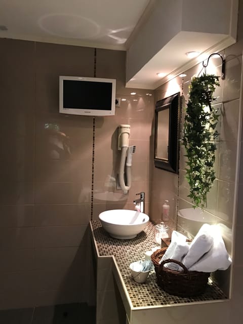 Family Room, Jetted Tub | Bathroom | Deep soaking tub, free toiletries, hair dryer, towels
