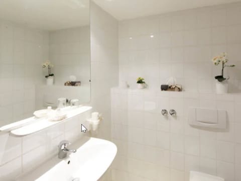 Classic Single Room | Bathroom | Shower, free toiletries, hair dryer, slippers