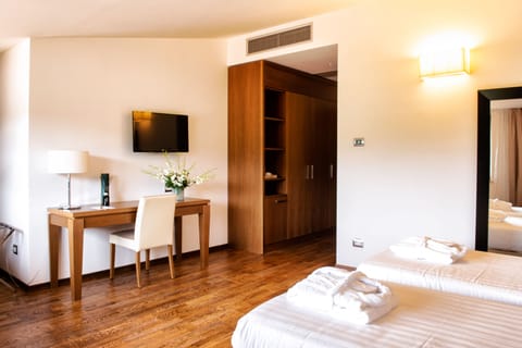 Comfort Double or Twin Room | 1 bedroom, minibar, in-room safe, desk