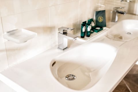 Deluxe Suite | Bathroom sink