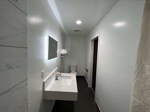 Deluxe Room | Bathroom