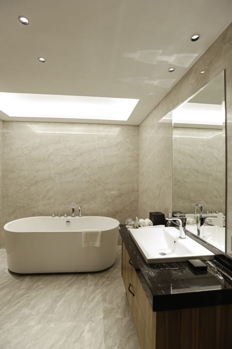 Studio Suite | Bathroom | Shower, rainfall showerhead, free toiletries, hair dryer