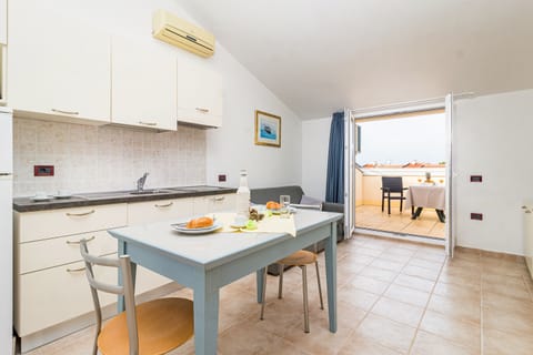 Studio, Balcony | Private kitchen | Full-size fridge, microwave, stovetop, espresso maker