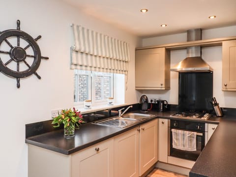 Cottage | Private kitchen | Fridge, electric kettle, toaster, cookware/dishes/utensils