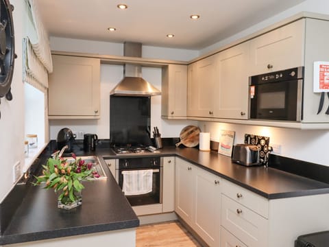 Cottage | Private kitchen | Fridge, electric kettle, toaster, cookware/dishes/utensils