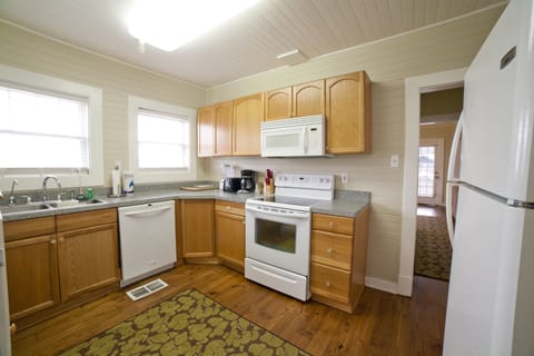Family Room | Private kitchen | Full-size fridge, microwave, oven, stovetop