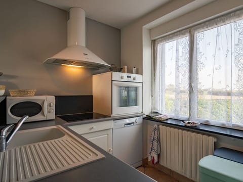 Kitchen Appliance, Kitchen, Interior Design, Countertop, Major Appliance, Wood, Kitchen Stove, Home Appliance, Flooring, Ceiling