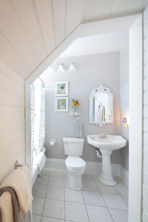 Grand Room | Bathroom | Free toiletries, hair dryer, bathrobes, towels