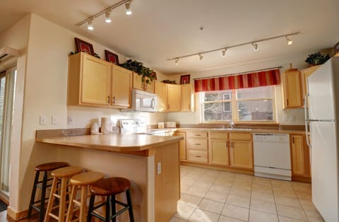 Condo, 2 Bedrooms | Private kitchen | Fridge, stovetop, coffee/tea maker