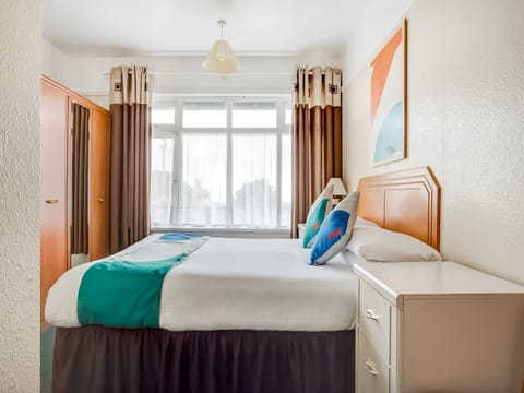 Deluxe Double Room, 1 Queen Bed | Free WiFi, bed sheets