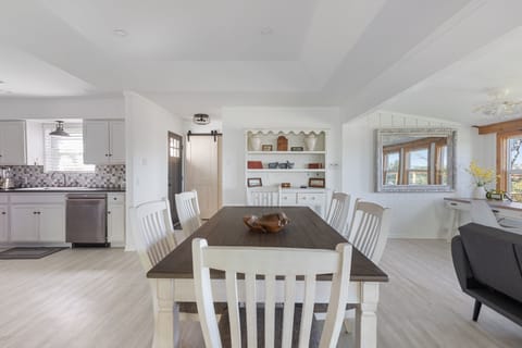 House, 4 Bedrooms | Dining