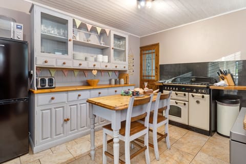 Beautiful Cottage, Hot Tub, Countryside Views