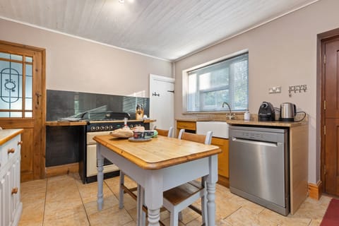 Beautiful Cottage, Hot Tub, Countryside Views