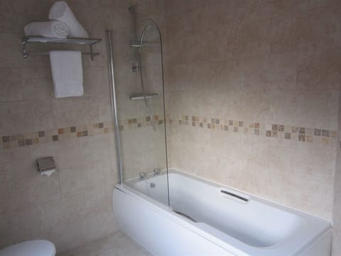 Standard Suite, Ensuite (R 1) | Bathroom | Free toiletries