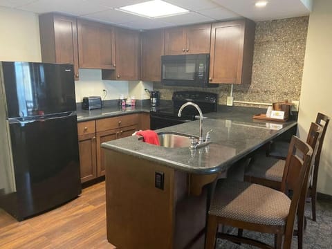 Signature Room, 1 King Bed | Private kitchen | Fridge, microwave, coffee/tea maker, eco-friendly cleaning products