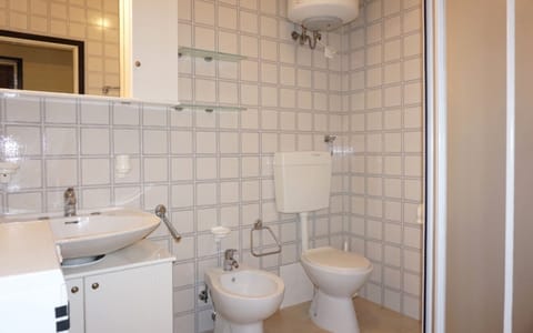 Apartment, 1 Bedroom, Balcony | Bathroom amenities