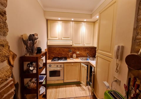 House, 3 Bedrooms, Balcony, Garden View | Private kitchen | Stovetop