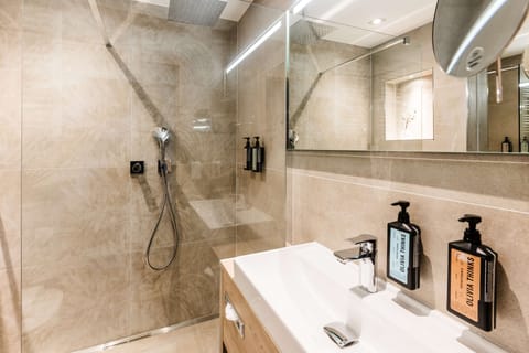 Combined shower/tub, hair dryer, slippers, towels
