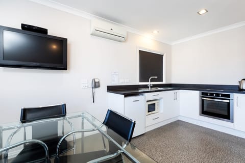 Deluxe Apartment, 1 Bedroom | Private kitchenette | Fridge, microwave, coffee/tea maker, electric kettle