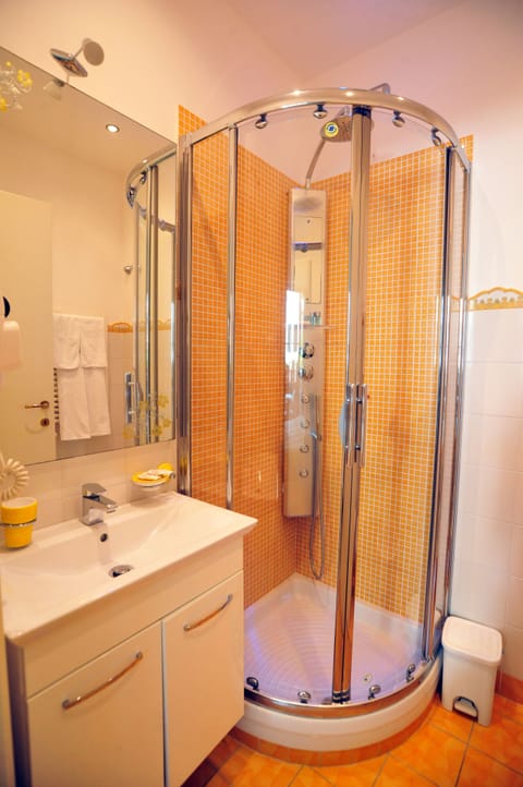 Double Room | Bathroom | Combined shower/tub, hydromassage showerhead, free toiletries