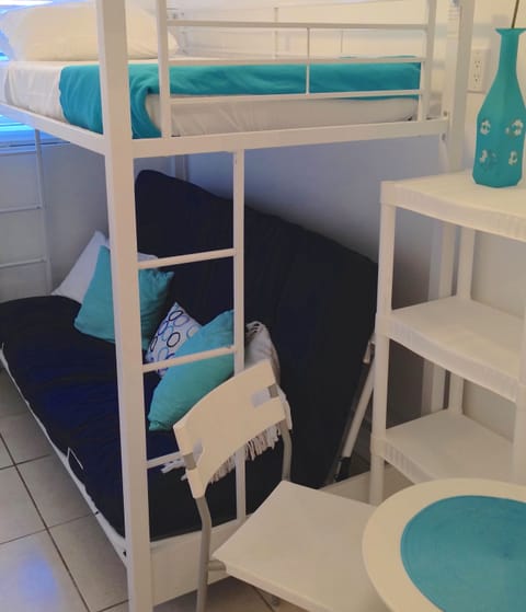 Small Private Twin Room in Dorm Apartment, Shared Bathroom | Free WiFi, bed sheets