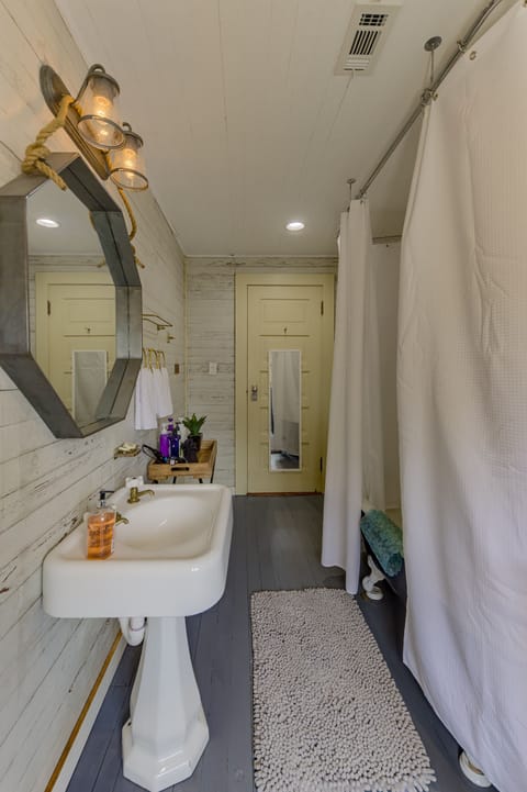 Family Quadruple Room | Bathroom | Hair dryer, towels, soap, shampoo