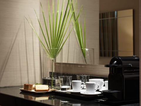 Executive Suite, 1 Bedroom, Non Smoking, Jetted Tub | Coffee and/or coffee maker