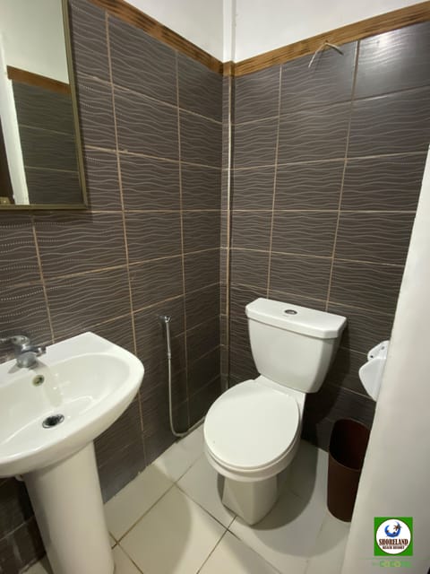 Family Room | Bathroom | Shower, bidet, towels