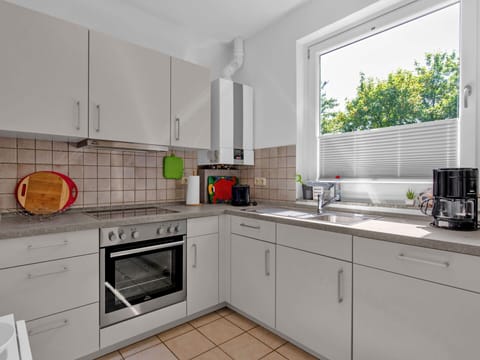 Cabinetry, Countertop, Kitchen Sink, Property, Tap, Building, Sink, White, Window, Kitchen Stove