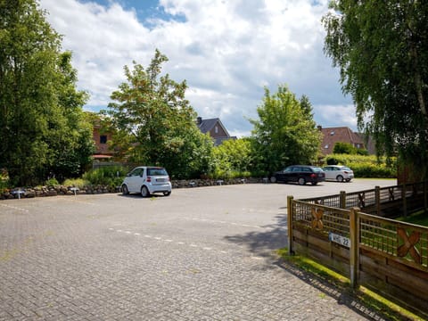 Cloud, Plant, Sky, Car, Wheel, Property, Vehicle, Building, Road Surface