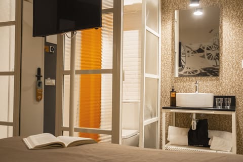 Deluxe Single Room | Bathroom | Shower, rainfall showerhead, hair dryer, towels